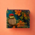 CARTUCHERA PÁJARO SALTARÍN RAYADO UNISEX OSCURO